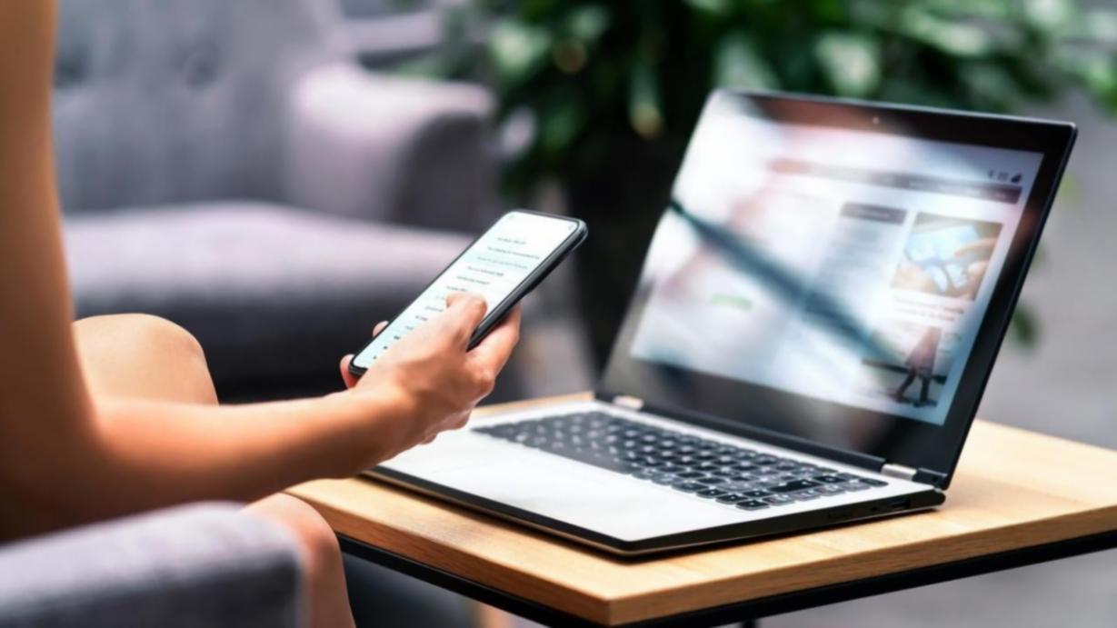 Estudiantes colaborando en proyectos empresariales prácticos