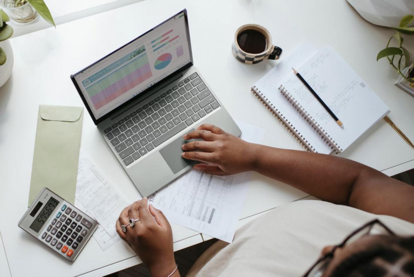 Estudiante analizando conceptos empresariales