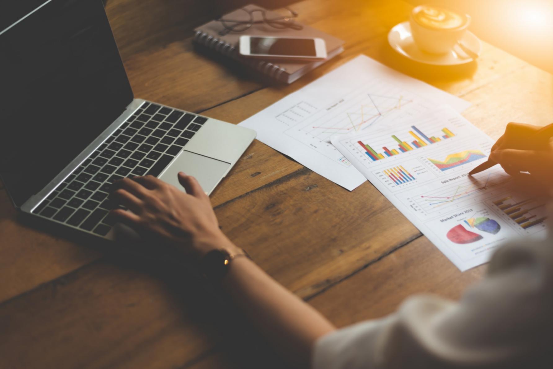 Estudiante revisando material de curso en tablet durante sesión práctica
